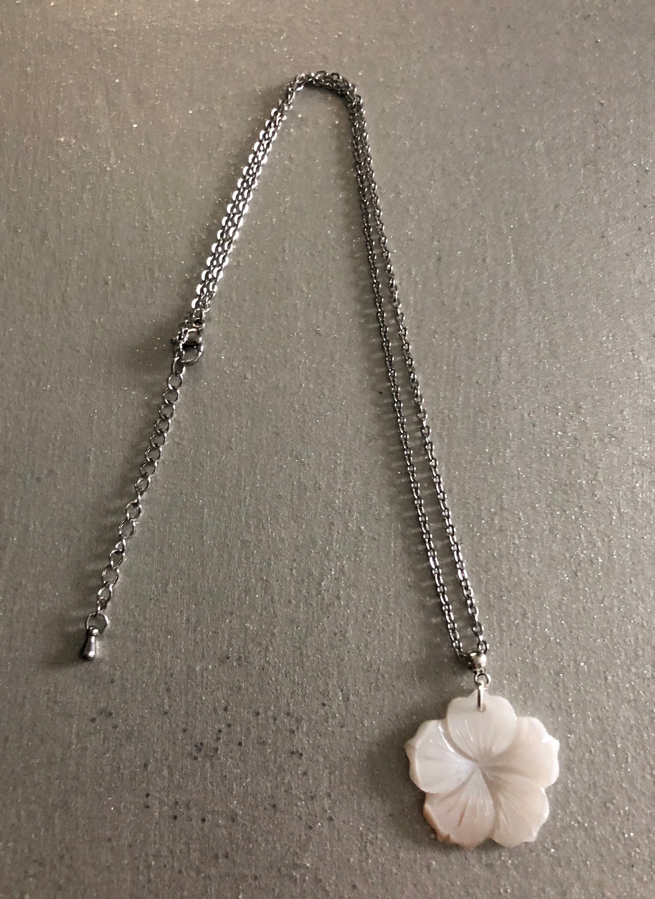 Motherofpearl flower pendant necklace Etsy