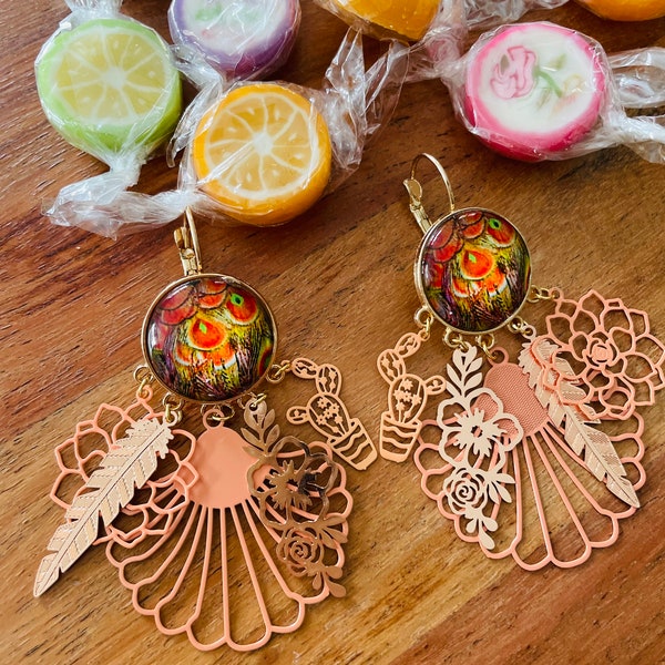 BOUCLES D'OREILLES pendantes chandelier plume de paon avec cabochon de 20 mm et différentes breloques en filigrane