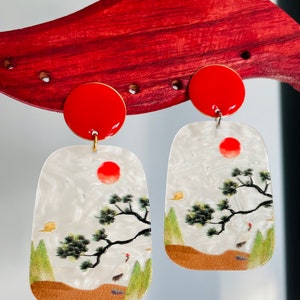 BOUCLES D'OREILLES pendantes Asie Japon avec breloque résine image 1