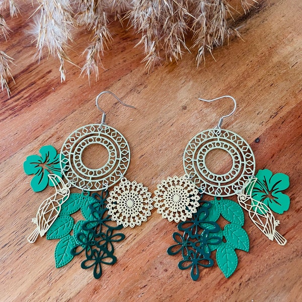 Boucles d'oreilles pendantes filigrane argenté et vert et doré avec nombreuses breloques