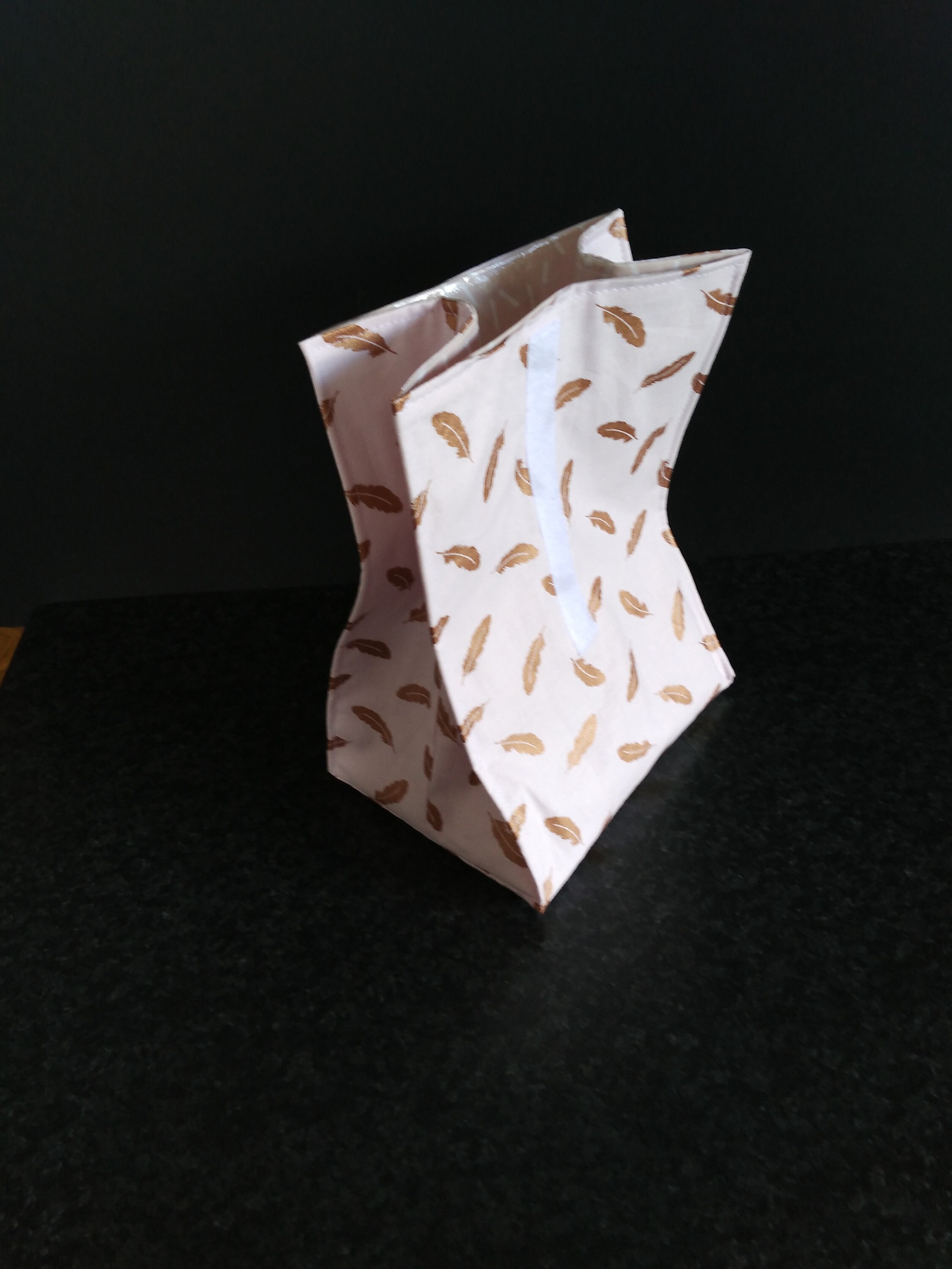 Lunch Bag/Sac à Goûter Coton Rose Plumes Bronze/Doré et Toile Cirée Confettis Blancs