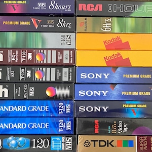 Veel van 18 nieuwe, in de fabriek verzegelde, blanco VHS-videocassettes gemengd fabrikanten nieuwe oude voorraad TDK RCA Maxell Sony 3 M Scotch (zie afbeelding)