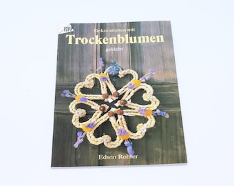 Dekorationen mit Trockenblumen geklebt | Bastelbuch