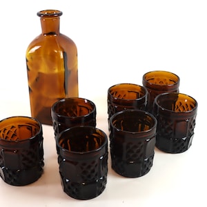 Peut inclure: Un ensemble de sept verres à boire en verre ambré et une carafe assortie. Les verres ont un motif texturé en forme de diamant.