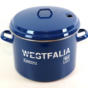 Könnte beinhalten: Blauer Email-Topf mit Deckel und zwei Griffen. Der Topf hat ein weißes Logo mit der Aufschrift "Westfalia Elektro" mit einem Logo eines "W" in einem Quadrat.
