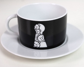 Waechterbach Art Werk Skandal | schwarze Kaffeetasse mit weißer Untertasse