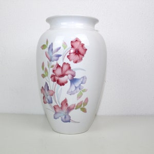 Porcelain vase with floral motif