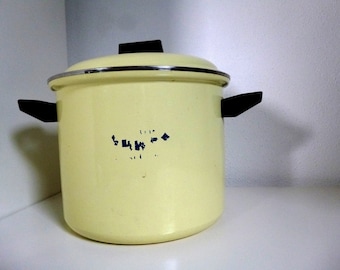 Large enamel pot with lid -- Vintage