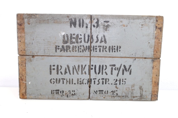 古い木製看板「No. 3 7 Degussa Farbenbetrieb Frankfurt/Meter 