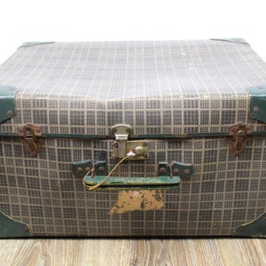 Vintage suitcase with great details and keys