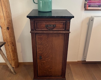 Klein houten kastje met stenen blad uit België