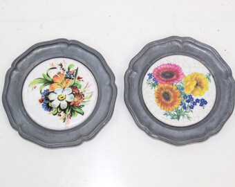 2 assiettes vintage en étain avec des fleurs