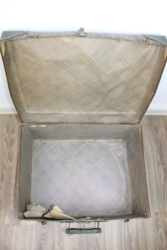 Vintage suitcase with great details and keys Gem