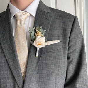 Small cream rose Boutonnière, boho wedding Men’s wedding flower