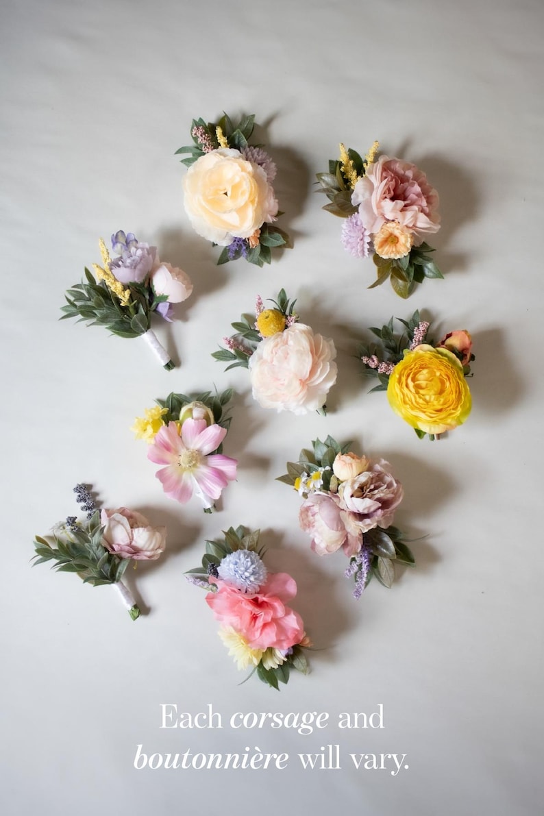 K&ouml;nnte beinhalten: Verschiedene florale Corsagen und Boutonnieren in Pfirsich-, Rosa-, Gelb- und Lavendelt&ouml;nen. Jede Anordnung weist verschiedene Blumensorten und Gr&uuml;n auf. Text auf dem Bild: Jede Corsage und Boutonniere variiert.