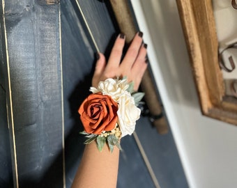 Corsage de poignet en terre cuite et crème pour maman ou grand-mère, bracelet de fleurs de mariage pour maman