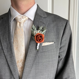 Kleine terrakottafarbene Boutonniere, Männerblume in gebrannter orange