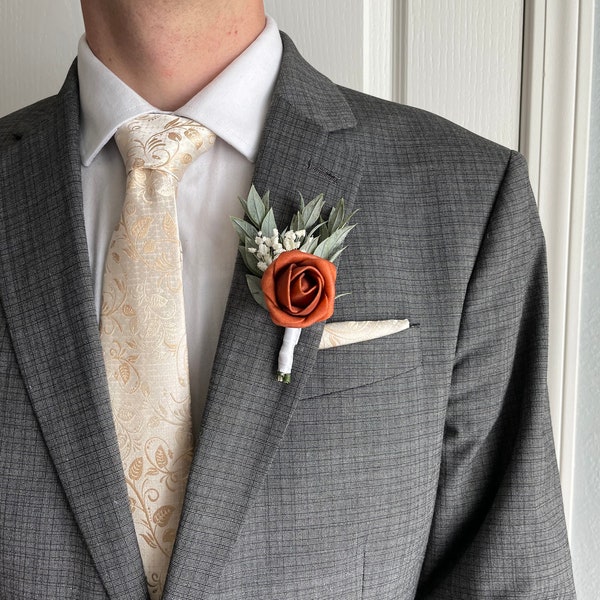 Small terracotta boutonnière, burnt orange men’s flower