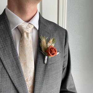 Kleine Terrakotta Rose mit Hasenschwanz Boutonnière, gebrannte orangefarbene Boutonnière, Herbst Herrenhochzeitsblume