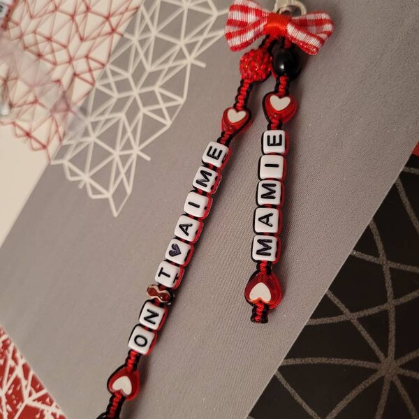 Bijoux de sac en macramé "on t'aime mamie" ton rouge/noir fait main cadeau