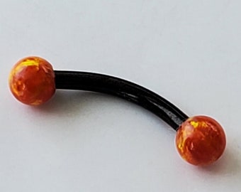 Op de afbeelding: Een gebogen zwarte barbell met oranje en gele marmeren ballen aan beide uiteinden.