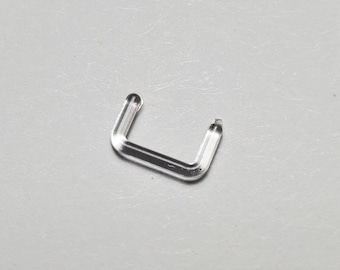 Op de afbeelding: Een zilverkleurige metalen haak in de vorm van een U.