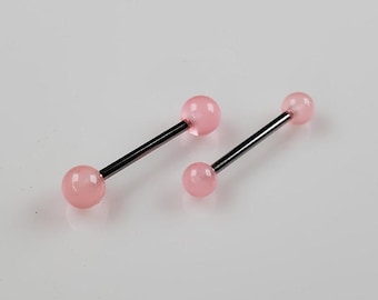 Op de afbeelding: Twee roze barbell body jewelry stukken met een zilveren staaf en roze ballen aan elk uiteinde.
