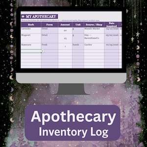Könnte beinhalten: Ein Computermonitor zeigt eine violette digitale Tabellenkalkulation mit dem Titel My Apothecary. Die Tabelle enthält Spalten für Herb, Form, Amount, Unit, Source/Shop und Date Acquired mit Einträgen für Lavender, Mugwort und Rosemary. Darunter steht auf einem violetten Banner Apothecary Inventory Log.