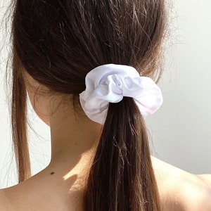 Seiden Scrunchie als Set erhältlich. Es ist gut dehnbar und fühlt sich angenehm an.
