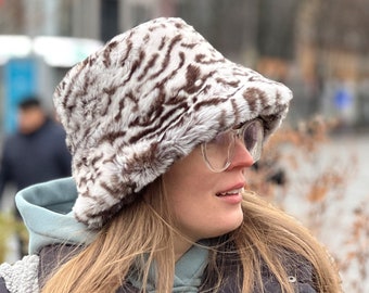 Fur bucket hat with tiger print and fleece lining for women