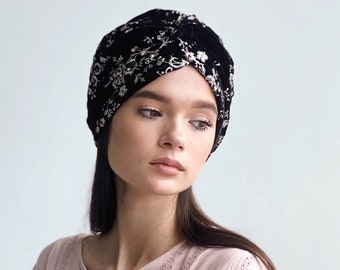 Turban en velours noir avec broderie florale blanche
