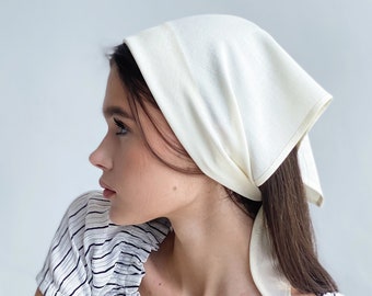 Linen headscarf, available as a set. It holds firmly on the head and does not roll off the hair!