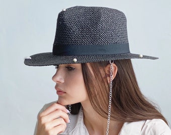 Cowboyhut in Schwarz für Damen mit Kette – aus Baststroh