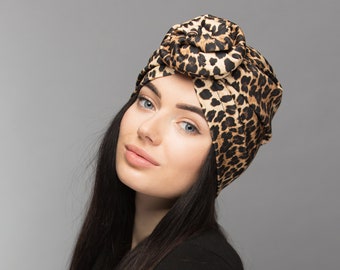 Chapeau turban léopard pour femme avec fleur.