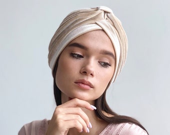 Le turban en velours est prénoué et prêt à être expédié depuis notre entrepôt aux États-Unis dans le monde entier !