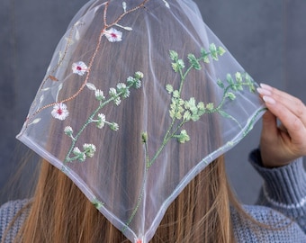 Pañuelo para la cabeza de encaje blanco con bordado floral