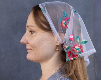 Pañuelo de encaje veraniego con bordado de flores