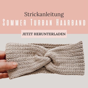 Könnte beinhalten: Ein beiger gestrickter Turban-Haarband. Das Haarband ist verdreht und hat einen Knoten in der Mitte. Der Text "Strickanleitung SOMMER TURBAN HAARBAND JETZT HERUNTERLADEN" ist über dem Haarband angezeigt.
