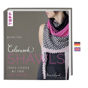 Peut inclure: Un livre intitulé "Colorwork Shawls" de Melanie Berg. La couverture présente une femme portant un châle tricoté rose, noir et blanc. Le livre est publié par Mairlynd et est disponible en anglais et en allemand.