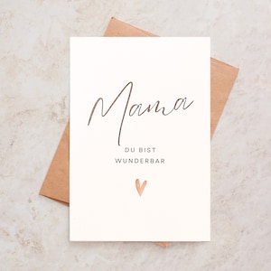 Karte zum Muttertag, Mama du bist wunderbar, mit goldfarbenem aufgemalten Herz und Kalligrafie-Schrift, Postkarte Din A6 mit Umschlag.
