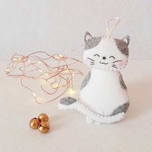 Felt cat ornament, christmas cat