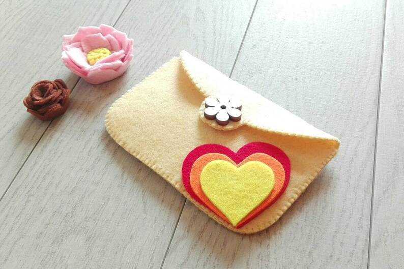 Felt coin purse with hearts