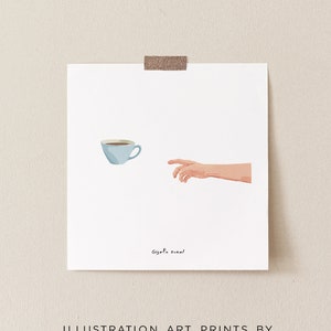 Puede incluir: Una taza de caf&eacute; blanca con caf&eacute; marr&oacute;n en su interior es alcanzada por una mano, haciendo referencia a la famosa pintura "La Creaci&oacute;n de Ad&aacute;n". El texto "Giselle Dekel" est&aacute; en la parte inferior de la imagen.