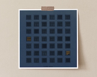 Peut inclure: Illustration numérique d'un immeuble bleu foncé avec de nombreuses fenêtres. Une fenêtre est éclairée d'une lumière jaune chaude.