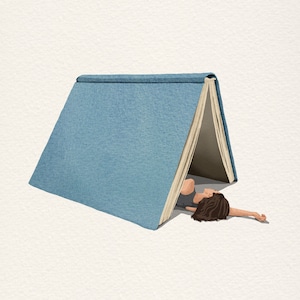 Puede incluir: Una persona está tumbada dentro de un libro grande y azul que está abierto. El libro está apoyado en su lomo, creando una estructura similar a una tienda de campaña.