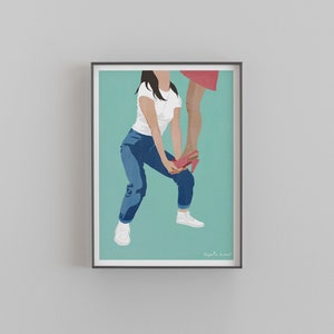 Puede incluir: Una mujer con una camisa blanca y pantalones vaqueros azules ayuda a otra mujer a ponerse un zapato rojo de tac&oacute;n alto. El fondo es de color azul claro.