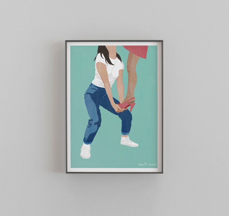 Puede incluir: Una mujer con una camisa blanca y pantalones vaqueros azules ayuda a otra mujer a ponerse un zapato rojo de tac&oacute;n alto. El fondo es de color azul claro.