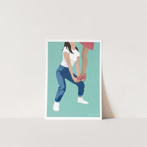 Puede incluir: Una mujer con una camisa blanca y pantalones vaqueros azules est&aacute; en cuclillas y sostiene un zapato de tac&oacute;n alto rojo. El zapato est&aacute; siendo sostenido por la pierna de otra mujer, que lleva una falda rosa. El fondo es de color azul claro.