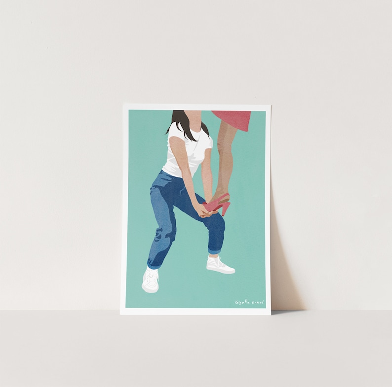 Puede incluir: Una mujer con una camisa blanca y pantalones vaqueros azules est&aacute; en cuclillas y sostiene un zapato de tac&oacute;n alto rojo. El zapato est&aacute; siendo sostenido por la pierna de otra mujer, que lleva una falda rosa. El fondo es de color azul claro.