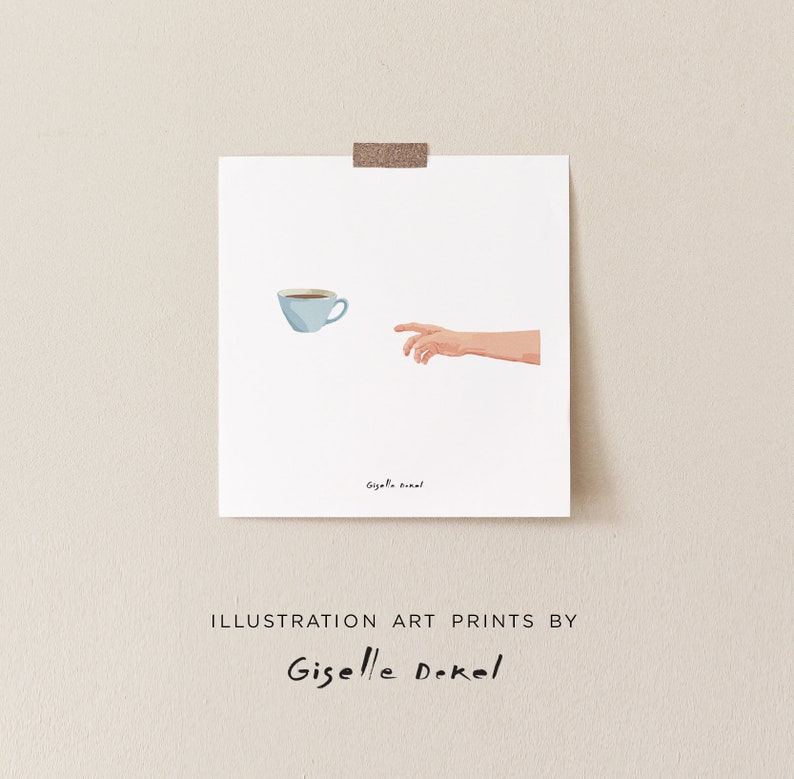 Puede incluir: Una taza de caf&eacute; blanca con caf&eacute; marr&oacute;n en su interior es alcanzada por una mano, haciendo referencia a la famosa pintura "La Creaci&oacute;n de Ad&aacute;n". El texto "Giselle Dekel" est&aacute; en la parte inferior de la imagen.